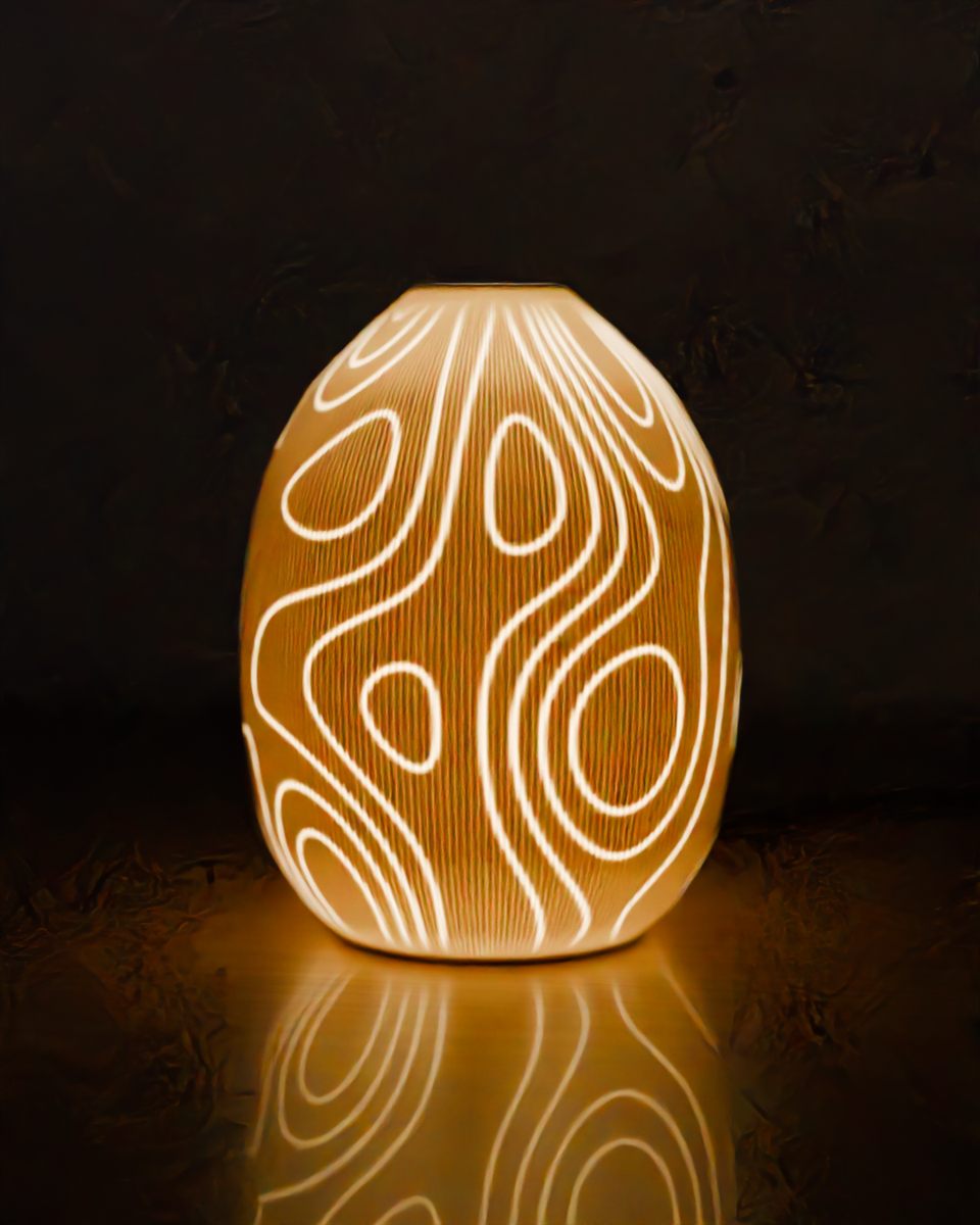 Reveal, switched on: contour lines glow through the wall.